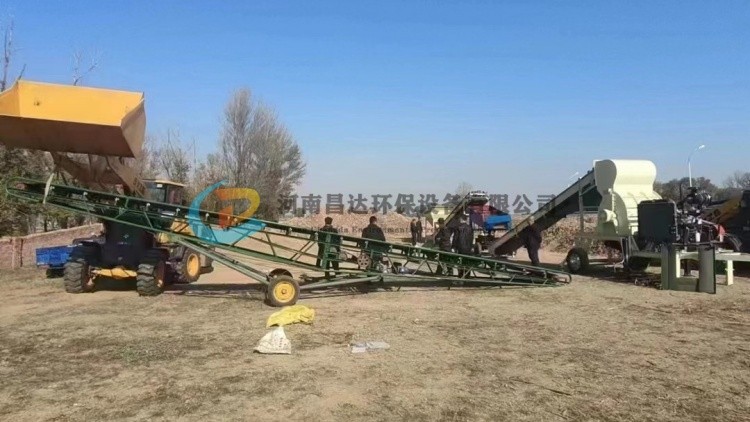 陜西大型移動玉米芯客戶現場3.jpg