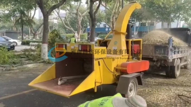 6145園林綠化樹枝粉碎機(jī)河北石家莊客戶使用現(xiàn)場 6145園林綠化樹枝粉碎機(jī)河北石家莊客戶使用現(xiàn)場