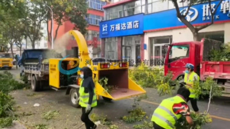 園林綠化樹枝粉碎機(jī)西安客戶使用現(xiàn)場 園林綠化樹枝粉碎機(jī)西安客戶使用現(xiàn)場