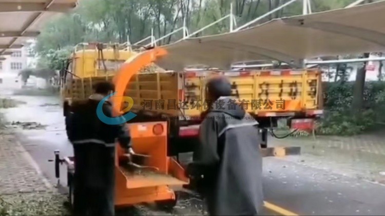 小型園林綠化樹枝粉碎機(jī)上海客戶使用現(xiàn)場 小型園林綠化樹枝粉碎機(jī)上海客戶使用現(xiàn)場